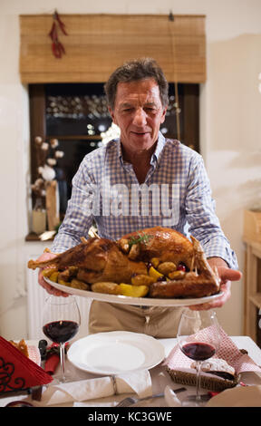 Familie Weihnachten zu feiern. Vater, Essen. Stockfoto