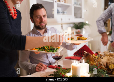 Schönes paar Weihnachten feiern. Stockfoto