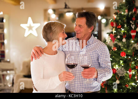 Schönes älteres Paar Weihnachten gemeinsam feiern. Stockfoto