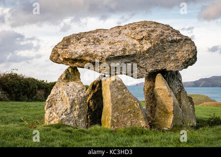 Abercastle, Pembrokeshire, Wales, UK. Carreg Samson, ein 5000 Jahre alten Neolithischen Dolmen oder Grabkammer. Auch als das Langhaus oder Samson's Stone bekannt Stockfoto