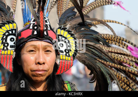 Mexiko, Mexiko - 16. Februar: Porträt der Tänzerin, die traditionelle Aztekische Tänze in der Hauptstadt von Mexiko am 16. Februar 2013 Stockfoto