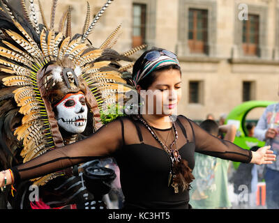 Mexiko, Mexiko - 16. Februar: Aztec Zauberer alte Zeremonien fortgeschickt Stadtbewohner von Mexiko am 16. Februar 2013 Stockfoto