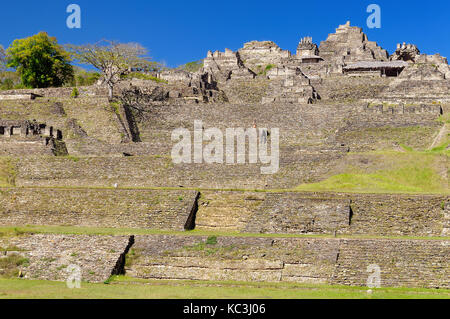 Mexiko, den hoch aufragenden zeremoniellen Kern der Tonina. In der Nähe von Ocosingo besteht aus einer der Maya Welten imposante Tempel Komplex Stockfoto