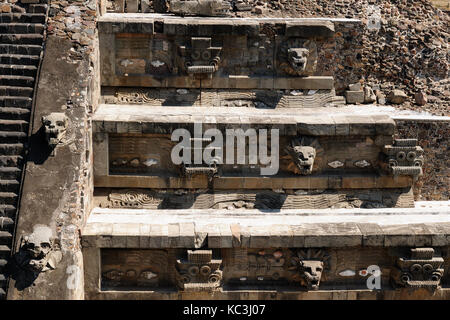 Mexiko, Teotihuacan aztekischen Ruinen in der Nähe von Mexiko City. Detail des Quetzalcoatl Tempel Stockfoto