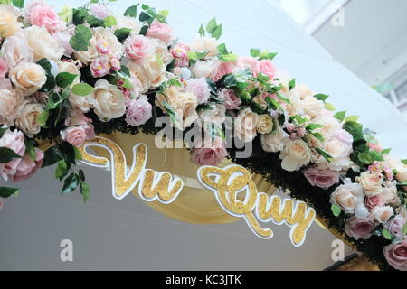 Tor von Blumen hinter der Braut Familie gemacht. text-vu Quy. Stockfoto