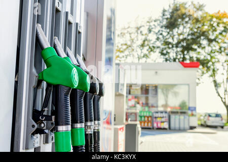 Benzin und Diesel Distributor an der Tankstelle. Gas Pumpe Düsen. Stockfoto
