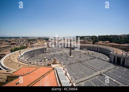 Rom. Italien. Die kolonnade auf der Piazza San Pietro (Architekt Gian Lorenzo Bernini, 1598-1680, erbaut 1656-67). Stockfoto