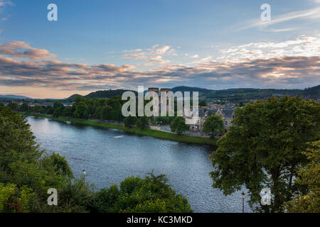 Inverness, Schottland - August 14, 2010: Blick auf die Stadt Inverness vom Ufer des River Ness in Schottland, Vereinigtes Königreich Stockfoto