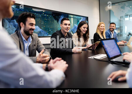 Bild von Geschäftsleuten in Sitzung im Konferenzraum Stockfoto
