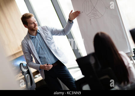 Bild von Business Seminar in Konferenzraum Stockfoto