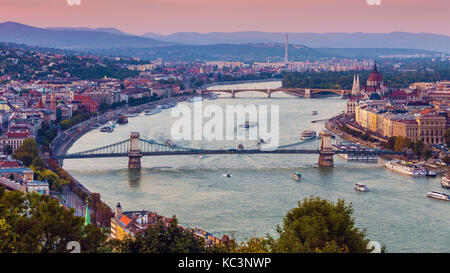 Budapest, Ungarn - Panoramablick auf die Skyline im Sonnenuntergang Der berühmte Széchenyi Kettenbrücke, Margaret Brücke, die Margareteninsel und das Parlament Ungarns Stockfoto