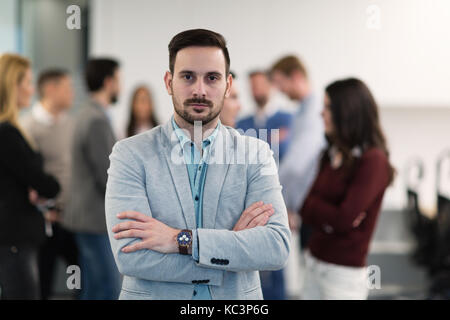 Portrait der junge Geschäftsmann posiert im Amt. Stockfoto