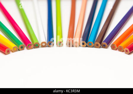 Bunte Bleistifte auf einem weißen Hintergrund sind in einer Linie angeordnet Stockfoto