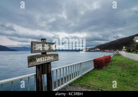 Trübe Sicht auf die berüchtigten Lake Toya. Der See ist eine vulkanische Caldera Lake shikotsu Toya National Park -, in Hokkaidō, Japan. Stockfoto