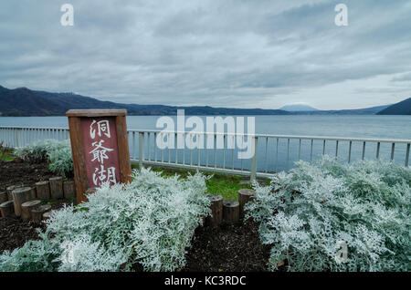 Trübe Sicht auf die berüchtigten Lake Toya. Der See ist eine vulkanische Caldera Lake shikotsu Toya National Park -, in Hokkaidō, Japan. Stockfoto