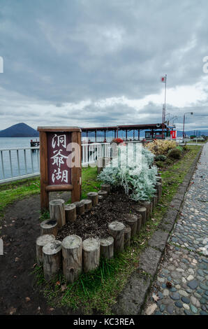 Trübe Sicht auf die berüchtigten Lake Toya. Der See ist eine vulkanische Caldera Lake shikotsu Toya National Park -, in Hokkaidō, Japan. Stockfoto