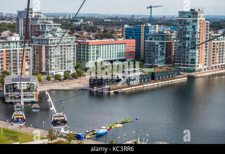 Emirates Air Line Seilbahnen die Themse Kreuzung zwischen den Terminals von Greenwich Halbinsel und Royal Victoria Docks, London, England, UK. Stockfoto