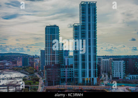 Hoher Turm Wohnblocks, in North Greenwich, nahe an der Themse mit Blick in die Ferne, im Südosten von London, England, UK. Stockfoto