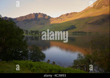 Reiche Farben der Sonnenaufgang über buttermere im Lake District National Park, England, Vereinigtes Königreich, GB, ein Weltkulturerbe. Stockfoto