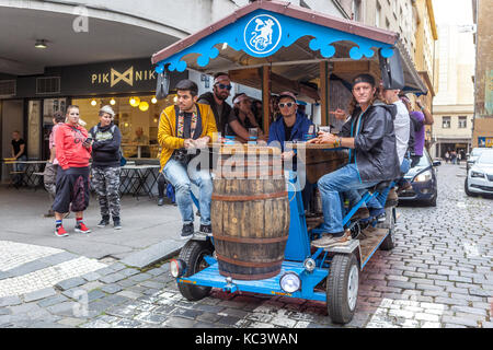 Prager Bier bike, mobile Bar für Touristen in der Altstadt von Prag, Tschechische Republik Stockfoto
