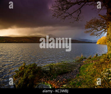 Riesige Gewitterwolken und Regen über "Der alte Mann von coniston, im Lake District National Park, England, GB, uk Stockfoto