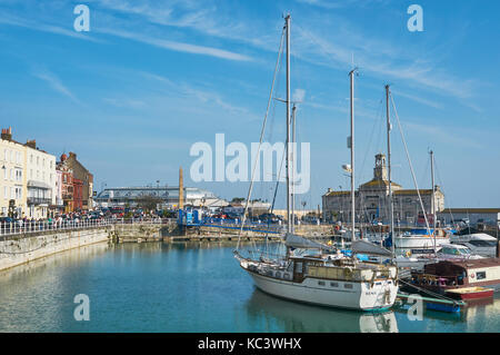 Der Yachthafen von ramsgate Hafen, thanet, East Kent, Großbritannien, mit dem Royal Victoria Pavillon im Hintergrund Stockfoto