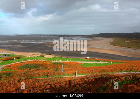 Der Punkt, wo der Fluss Ogmore das Meer trifft, mit Golden sands Stretching in der Entfernung mit Newton sichtbar hinten von merthyr mawn Dünen thr. Stockfoto