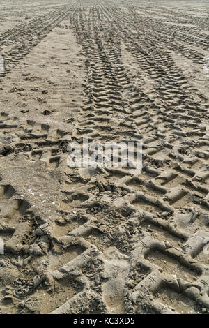 Reifenspuren auf der Sand am Strand Stockfoto
