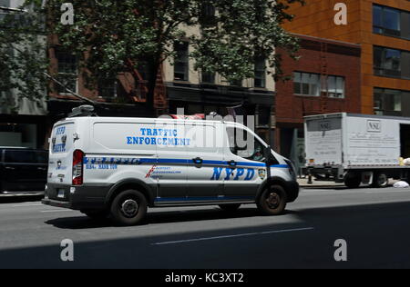 Eine NYPD van in Manhattan, New York am 26. Juni 2017. Stockfoto