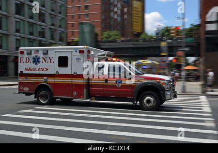 Eine FDNY Krankenwagen in Manhattan, New York am 26. Juni 2017. Stockfoto