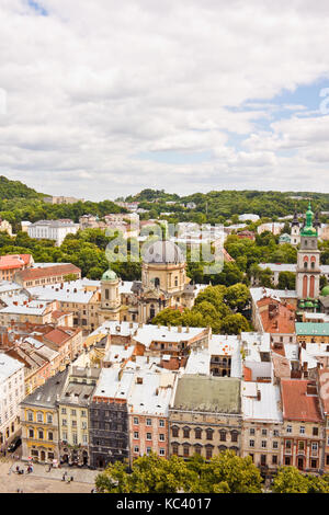 Wunderschöne Aussicht auf Lemberg, Ukraine an einem sonnigen Sommertag Stockfoto