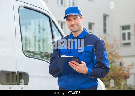 Porträt der Mann in Uniform holding Zwischenablage per Lkw Stockfoto