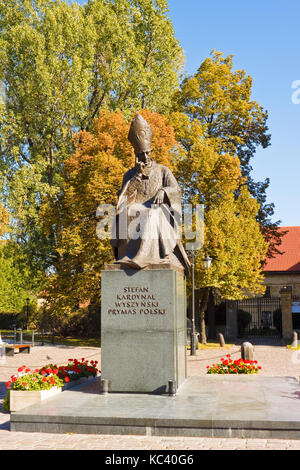 Warschau, Polen - 9. Oktober 2015: Denkmal an Kardinal Stefan Wyszynski von Andrzej Renes. Stockfoto