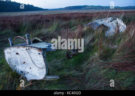 Gebrochen, Verrottung, gestrandete Boot am Rand der Mündung mit Motor/Motor Stockfoto