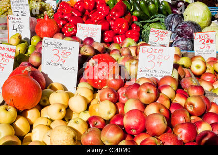 Äpfel, Kürbisse und andere Früchte und Gemüse zum Verkauf auf einen Markt in Warschau, Polen Stockfoto