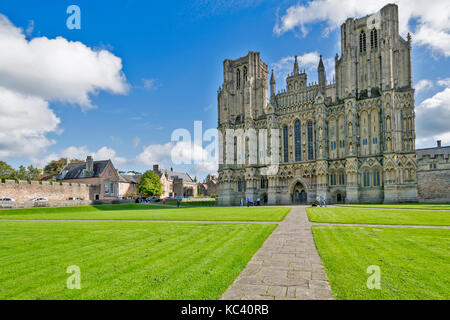 Brunnen STADT SOMERSET ENGLAND KATHEDRALE WESTFASSADE mit unzähligen mittelalterlichen Skulpturen Stockfoto