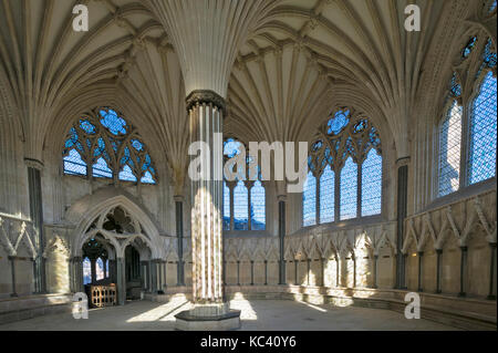 Brunnen STADT SOMERSET ENGLAND KATHEDRALE DAS KAPITEL HAUS UND NEHMEN SIE DIE AUSFAHRT ZU DEN TREPPEN Stockfoto