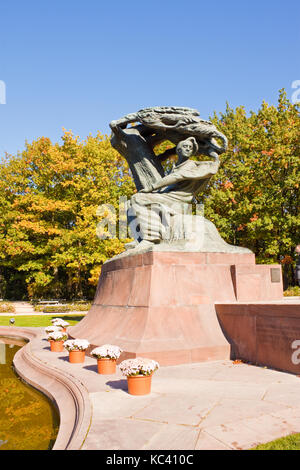 Warschau, Polen - 10. Oktober 2015: Frederic Chopin Denkmal in Lazienki Park (königlichen Bäder Park). Im Jahre 1907 entworfen von waclaw Szymanowski. Stockfoto