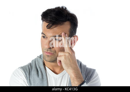 Hand auf den Kopf, der Mann ist gesorgt. Handsome brasilianische tragen graue und weiße Kleidung, neutral. Stockfoto