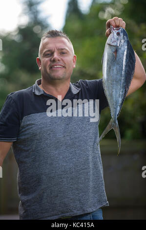 Angler Mark Bildende, der die ersten aufgezeichneten Dolphin Fische in britischen Gewässern gefangen, von Chesil Beach in Dorset. Der Fisch ist nicht native zu den britischen Gewässern. Stockfoto