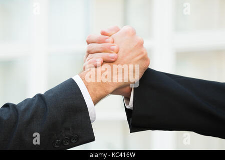 7/8 Hände Foto von Geschäftsleuten handshaking im Freien Stockfoto