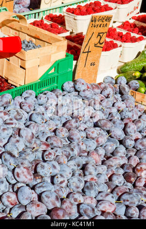 Pflaumen und Himbeeren zum Verkauf auf einen Markt im Freien in Warschau, Polen Stockfoto