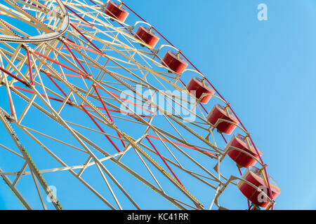 Vintage Retro Riesenrad am blauen Himmel. Stockfoto