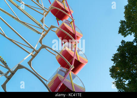 Vintage Retro Riesenrad am blauen Himmel. Stockfoto