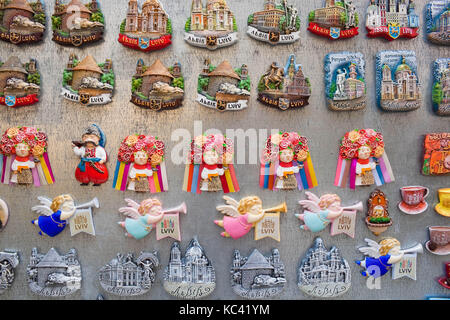 Lemberg, Ukraine - 9. Juli 2015: Souvenir Magnete zum Verkauf auf einem Souvenir- und Kunstmarkt "Vernissage" in Lviv. Stockfoto