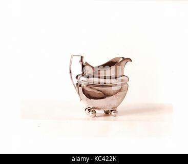 Creamer, Ca. 1810, in New York, New York, USA, US-amerikanischen, Silber, 5 1/4 x 6 1/8 x 3 5/16 in. (13,3 x 15,6 x 8,4 Stockfoto