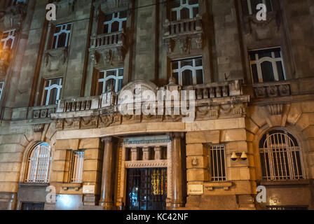 Budapest, Ungarn - 02 Januar, 2017: Architektur in Budapest, Ungarn, mit beleuchtetem Fragmente auf der Fassade, Nacht Foto Stockfoto