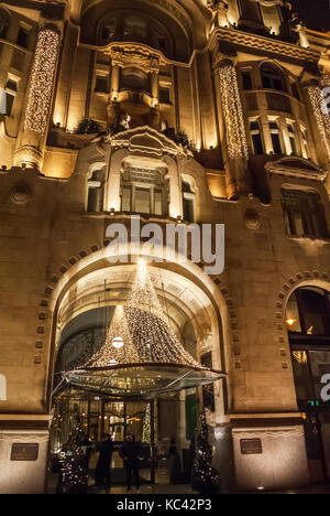 Budapest, Ungarn - 02 Januar, 2017: Gresham Palast bei Nacht, Budapest, Ungarn Stockfoto