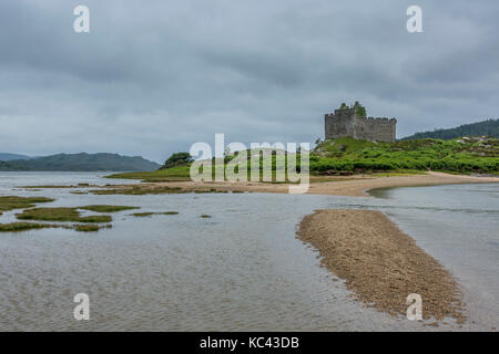 Schloss Tioram in den Highlands von Schottland sitzt im Loch Moidart, etwa 80 km von Fort William Stockfoto