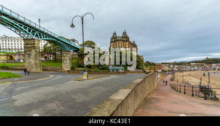 Ein Blick auf das Meer in South Bay, Scarborough, mit dem Grand Hotel, einem dominierenden Teil der Skyline, Großbritannien. Aufgenommen am 29. September 2017. Stockfoto